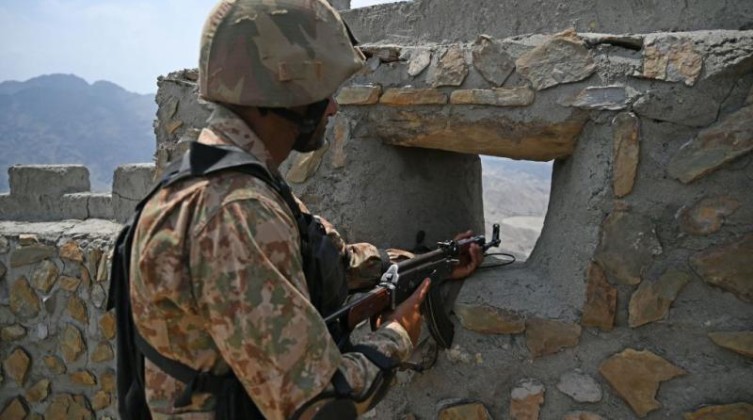 مقتل 4 جنود باكستانيين بهجوم مسلحين على الحدود
