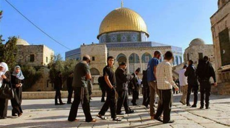 بالفيديو والصور: عشرات المستوطنين يقتحمون المسجد الأقصى