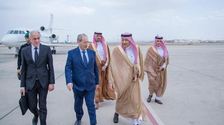 بالصور: وزير الخارجية السوري فيصل المقداد يصل إلى جدة