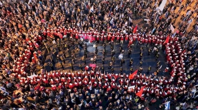 عشرات الآلاف يتظاهرون ضد حكومة نتنياهو للأسبوع الـ 15 على التوالي
