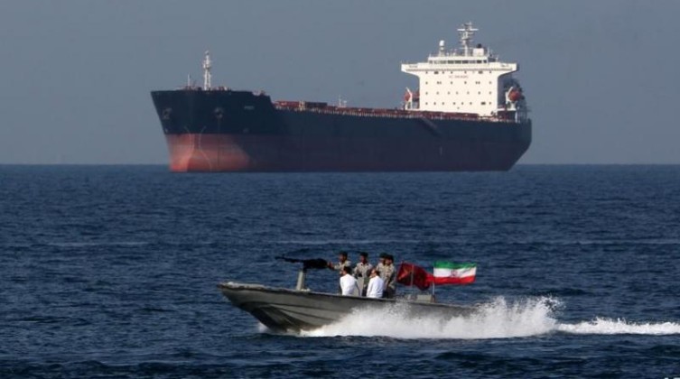 الجيش الإيراني يحتجز ناقلة نفط في خليج عمان