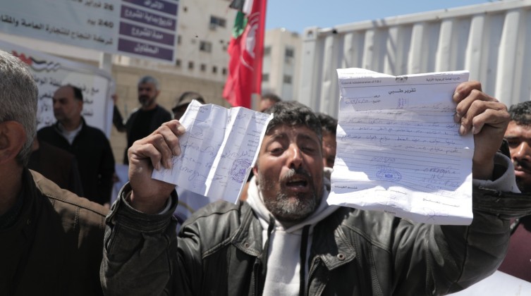 بالصور: الشعبية تنظم وقفة احتجاجية للمطالبة بصرف مخصّصات الشؤون الاجتماعيّة