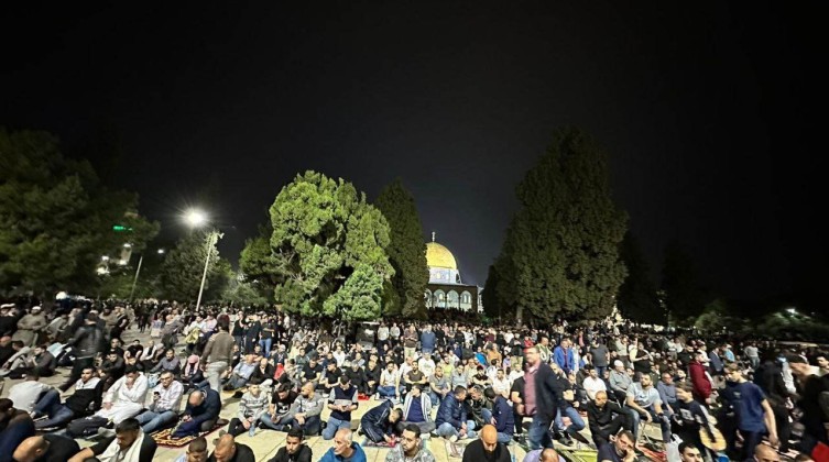 بالصور: 80 ألف مصلٍ أدوا صلاة العشاء والتراويح في المسجد الأقصى