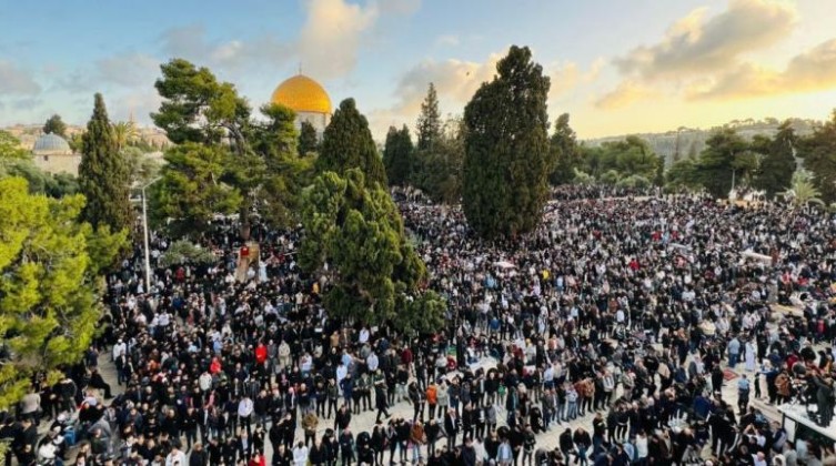 بالفيديو والصور: 120 ألف مصلٍّ يؤدون صلاة العيد في الأقصى