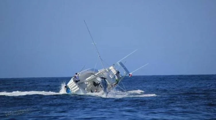 مصرع 11 شخصا بغرق قارب في إندونيسيا