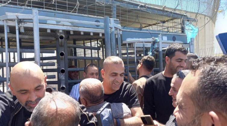 بالفيديو والصور: الاحتلال يفرج عن أسيرين من جنين  بعد 20 عامًا من الاعتقال