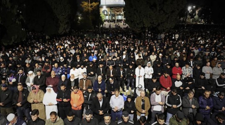بالصور: 200 ألف مصلٍ يؤدّون العشاء والتراويح بالأقصى