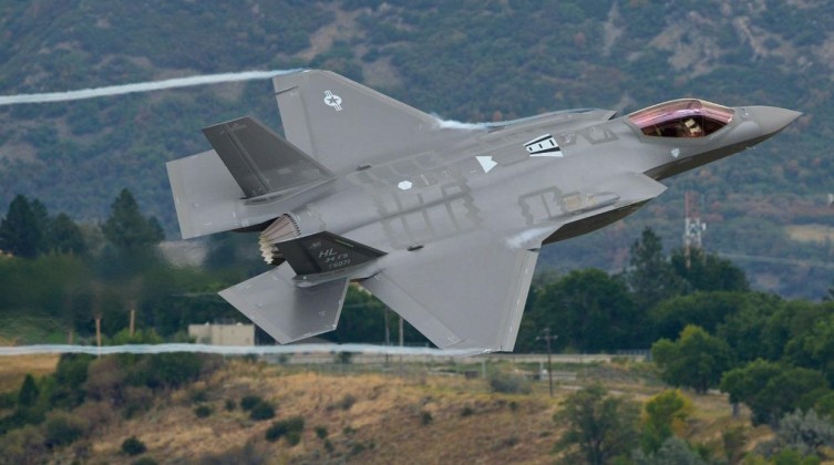 مقاتلة "شبح" إسرائيلية تهبط اضطراريًا في النقب بسبب "طائر"