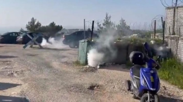 بالصور: إصابة لبناني بقنبلة دخانية أطلقها جيش الاحتلال قرب الحدود
