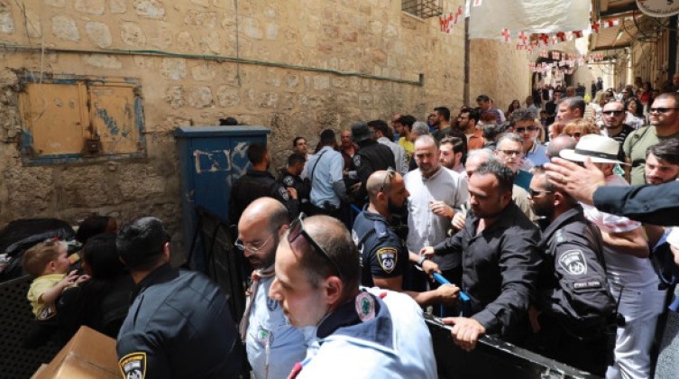 الرئاسة تعلق على إجراءت الاحتلال لإعاقة المحتفلين بسبت النور