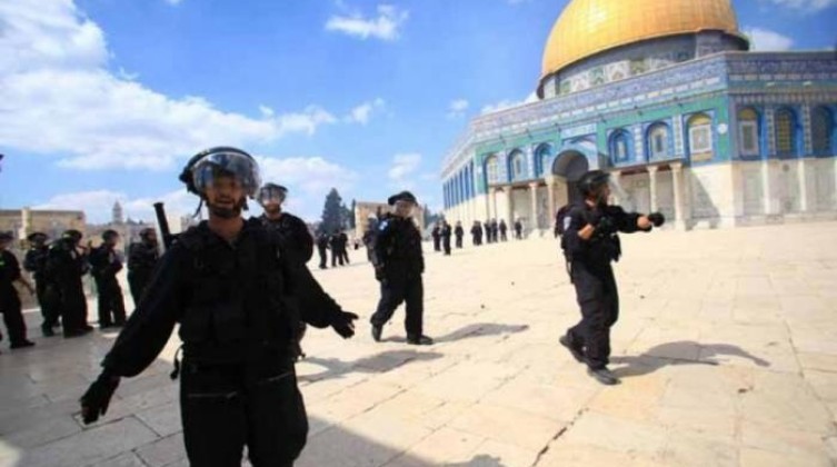 بالفيديو: الاحتلال يقتحم "الأقصى" ويزيل لافتات داعمة للمقاومة الفلسطينية