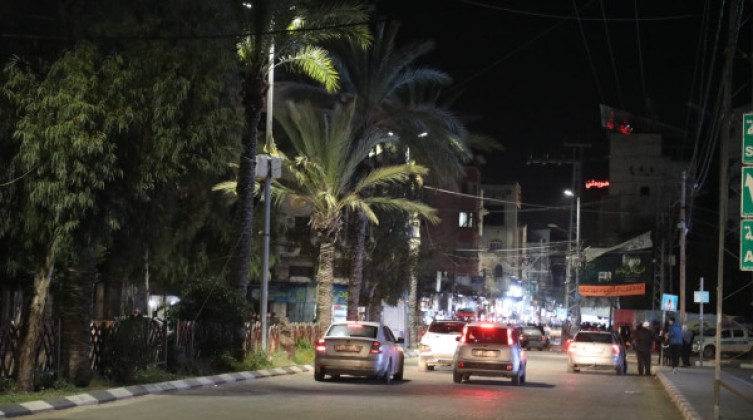 بالصور: شركة الكهرباء تنجز إنارة ميدان فلسطين وسط غزة