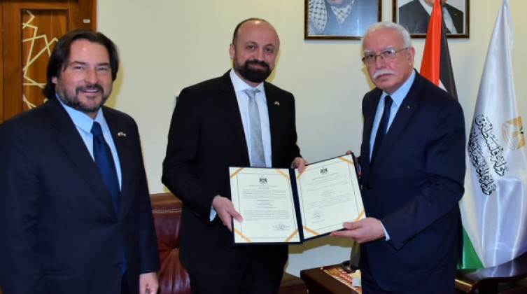 المالكي يسلّم أوراق اعتماد القنصل الفخري لتشيلي لدى فلسطين