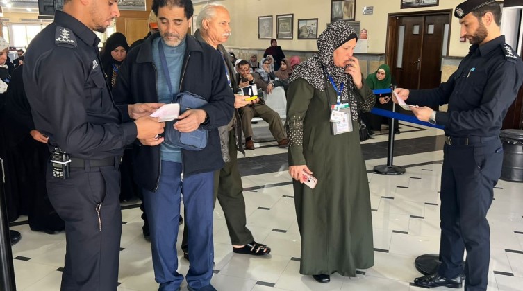 بالصور: أطقم "المعابر" تُسهل مغادرة فوج المعتمرين الثالث عشر