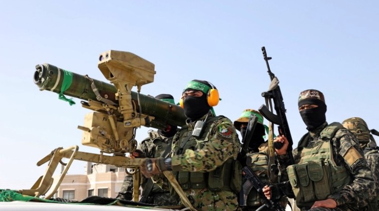 القسام تعرض مشاهد من تصدي دفاعاتها الجوية في سماء غزة