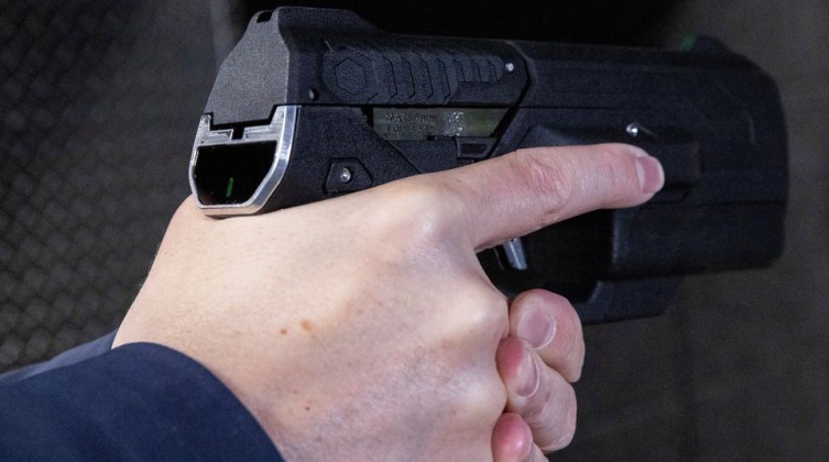 مسدس ذكي يعمل بتقنية التعرف على الوجه