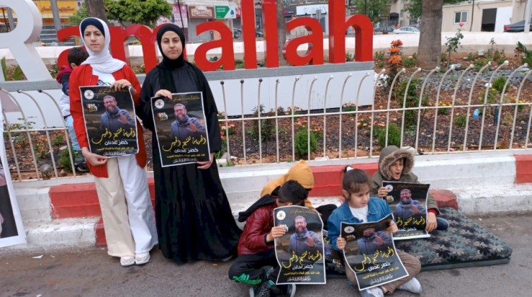 عائلة الأسير خضر عدنان تشرع باعتصام مفتوح وسط رام الله