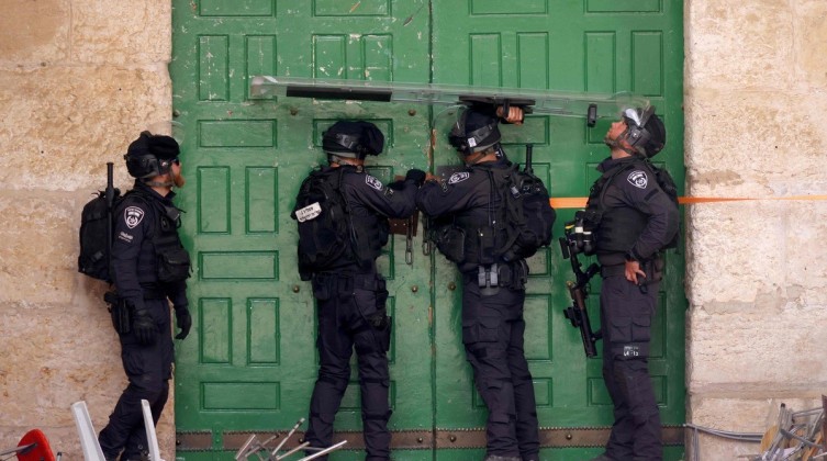 بالفيديو: الاحتلال يعتدي على المصلين عند باب حطة في المسجد الأقصى