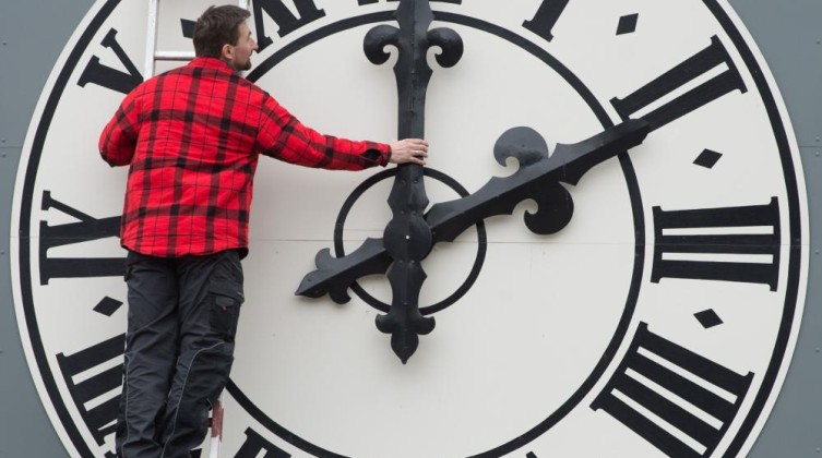 العمل الحكومي بغزة يعلن موعد بدء التوقيت الصيفي 2023