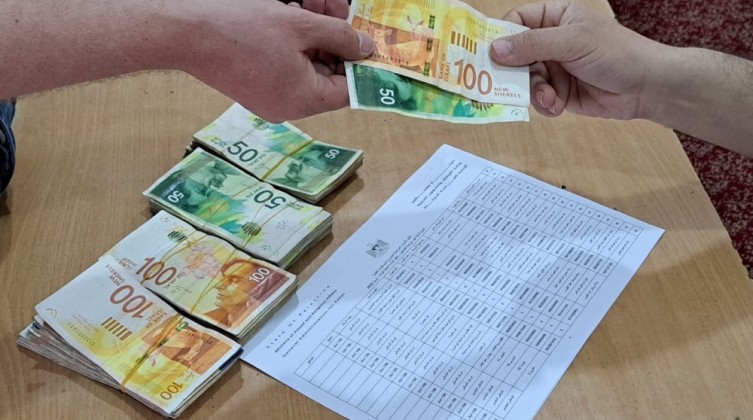 "الأوقاف" تعلن توزيع مساعدات نقدية لـ 1695 أسرة متعففة في غزة