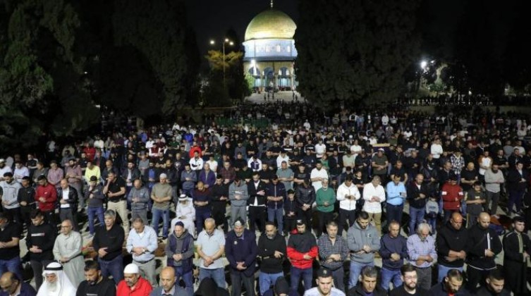 بالصور: 25 ألف مصلٍّ يؤدّون العشاء والتراويح في الأقصى