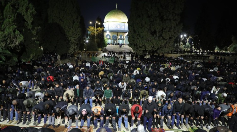 20 ألف مصلٍّ يؤدّون العشاء والتراويح في الأقصى