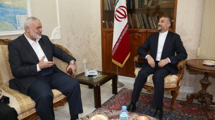 وزير الخارجية الإيراني يهاتف هنية ويدعوه لزيارة طهران