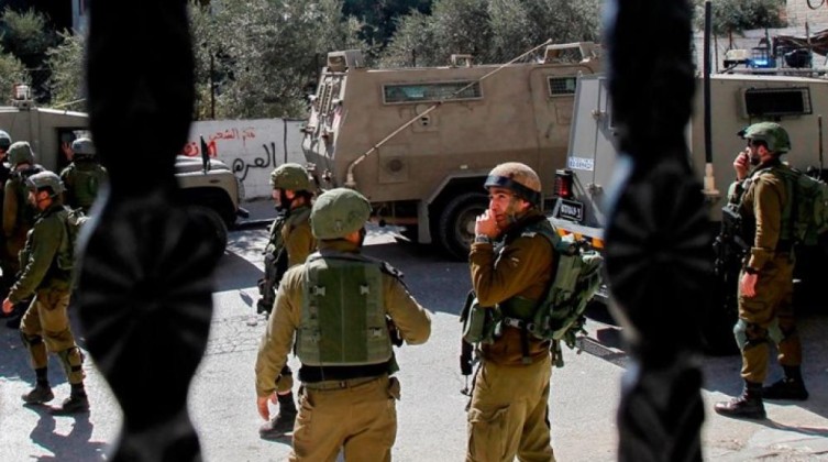 الاحتلال يحتجز 10 شبان على حاجز عسكري غرب نابلس