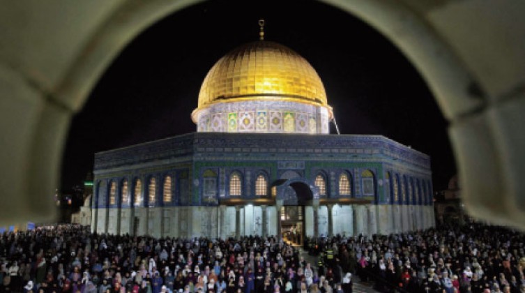 بالصور: 140 ألف مصل أدوا صلاة العشاء والتراويح في"الأقصى"
