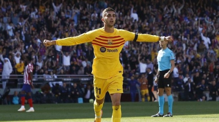 شاهد- برشلونة يتغلب على اتلتيكو مدريد ويقترب خطوة من لقب الليغا