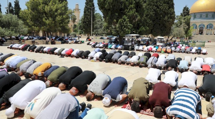 مصلون-يؤدون-صلاة-الجمعة-في-الاقصى-1661513729