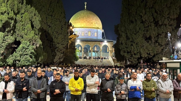 40 ألف مصلٍّ أدّوا صلاتي العشاء والتراويح في "الأقصى"