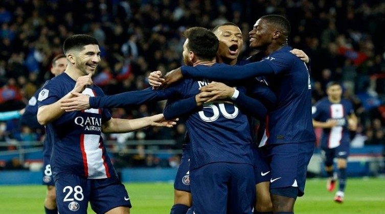 باريس يبتعد في صدارة الدوري الفرنسي على حساب لانس بثلاثية
