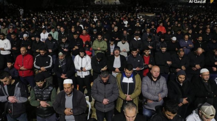 بالفيديو والصور: الآلاف يؤدون صلاة فجر الجمعة الأخيرة من رمضان في الأقصى