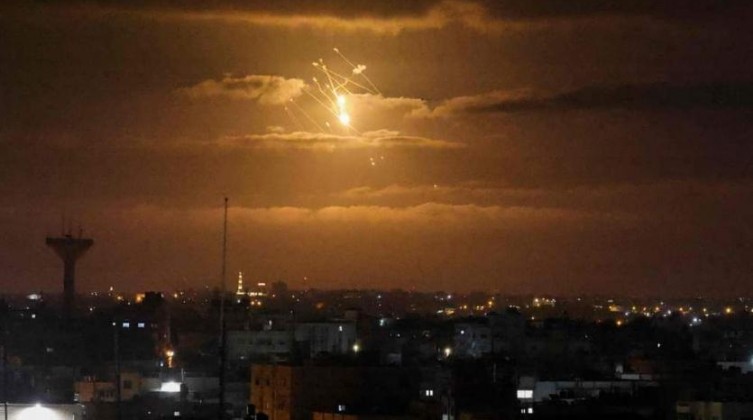 بالفيديو والصور: جيش الاحتلال ينشر مشاهد لقصف مواقع للمقاومة في غزة