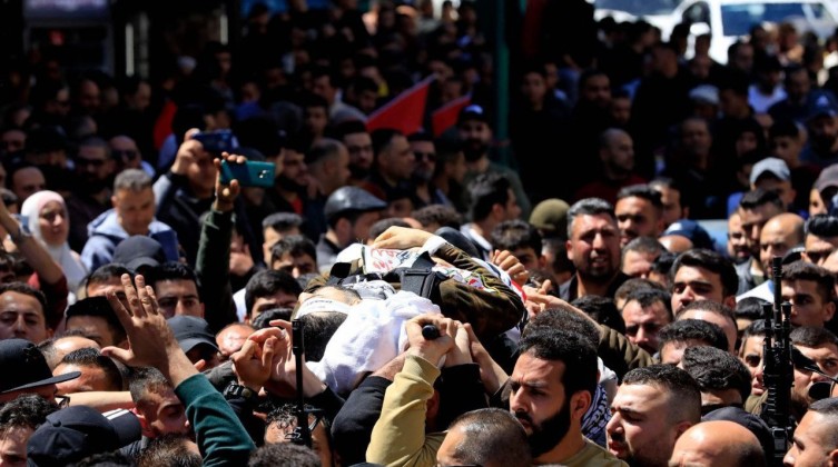 بالفيديو والصور: تشييع  جثامين ثلاثة شهداء في مدينتي نابلس والخليل