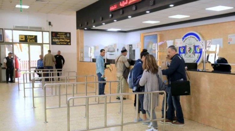 هيئة المعابر تعلن تمديد ساعات عمل "معبر الكرامة" غدًا الثلاثاء