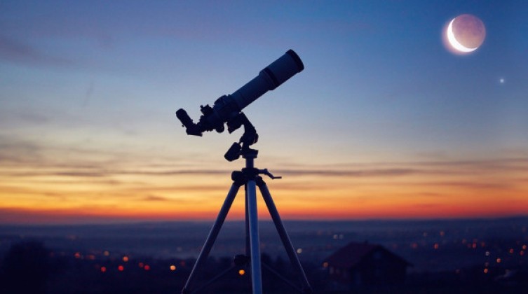 دول عربية تعلن يوم غد الجمعة أول أيام عيد الفطر