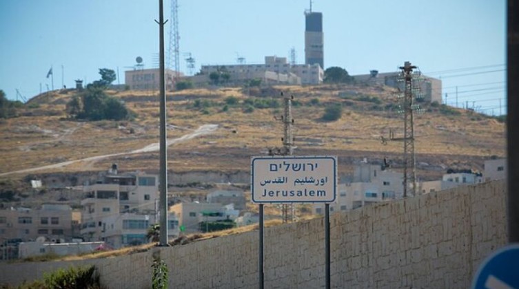 الاحتلال يصادق على مخططات لشق طرق استيطانية قرب القدس