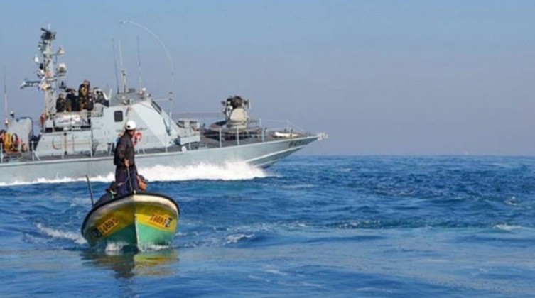 بحرية الاحتلال تستهدف الصيادين في عرض بحر شمال غزة