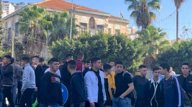 بالفيديو: طلبة "التوجيهي" يحتجون للمطالبة بحذف مواد من المنهاج