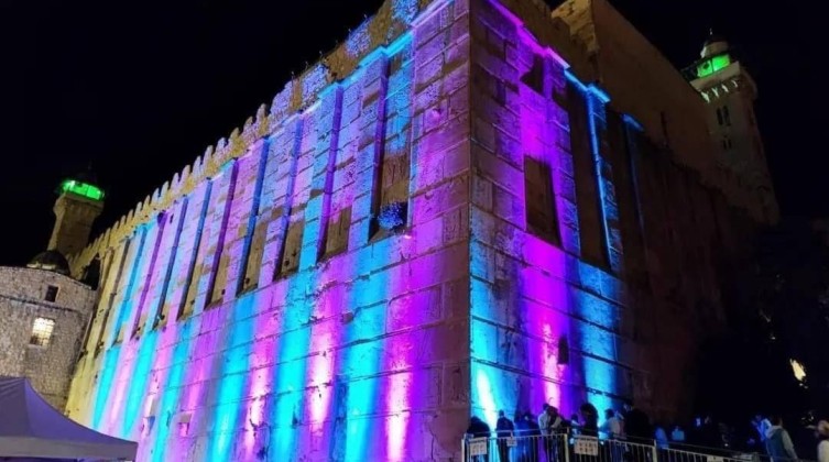 مستوطنون يقيمون حفلات في ساحات المسجد الإبراهيمي