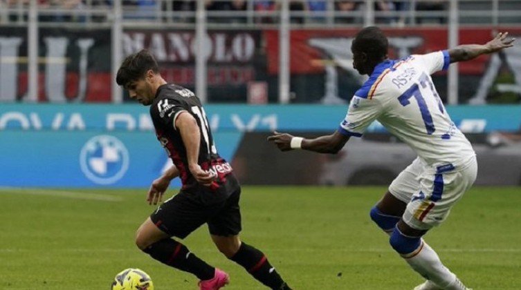 شاهد-  ميلان يعبر ليتشي بثنائية في الدوري الإيطالي