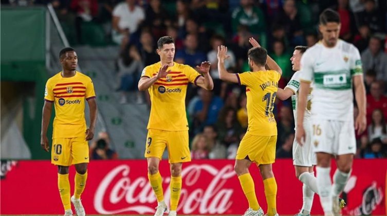 شاهد- برشلونة يكتسح إلتشي برباعية ويعزز صدارته للدوري الإسباني