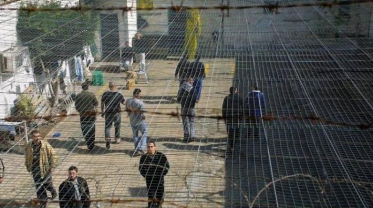 تدهور خطير يطرأ على صحة الأسيرين دقة والرفاعي