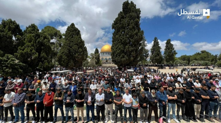 بالصور: 50 ألف مصل أدوا صلاة الجمعة في المسجد الأقصى