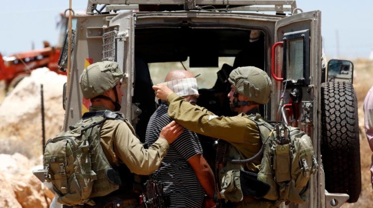 الاحتلال يعتقل شابًا بعد اقتحام منزله قي القدس
