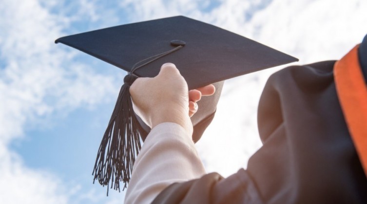 "التعليم العالي" تُعلن عن توفر منح دراسية مُقدمة من البنك الإسلامي للتنمية