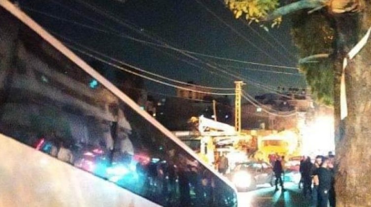 بالفيديو والصور: سقوط حافلة جراء انهيار بالتربة شرق مدينة غزة