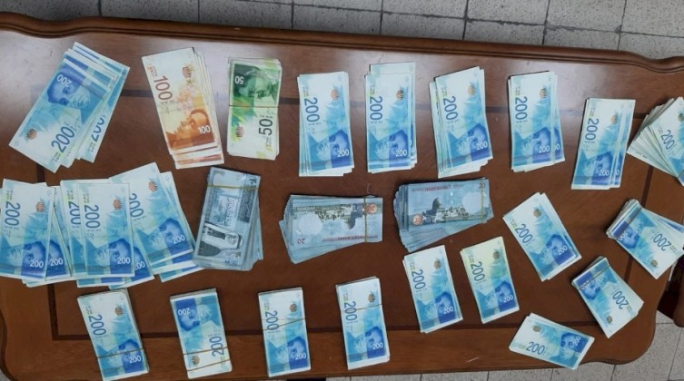 القبض على سيدة سرقت مبلغ مالي كبير من منزل بالخليل